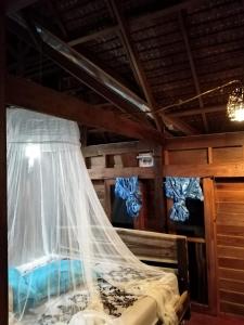 阁遥岛Antonio's ko yao noi BED & Pool的一间卧室配有一张带蚊帐的床