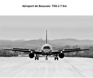 博韦Welcomotel Beauvais Aéroport的飞机坐在雪 ⁇ 的跑道上