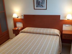 里奥镇弗洛姆旅馆的酒店客房,设有床铺和2个床头柜