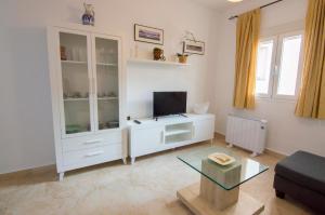 桑卢卡尔-德巴拉梅达El Albaicín的客厅配有白色橱柜和电视机