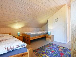 巴贝Ferienhaus Seepferdchen的木制客房内的一间卧室配有两张床