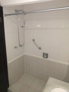 比亚埃尔莫萨Hotel Maya Tabasco的带淋浴和卫生间的浴室