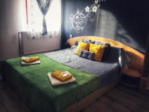 斯兰默多瓦CasaMaria的一间卧室配有一张床,上面有两条毛巾