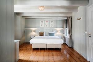 乌得勒支Logement Petit Beijers的卧室配有白色的床和木地板