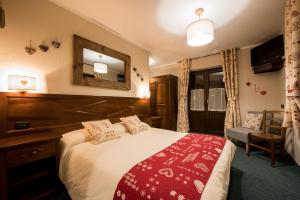 库马约尔斯特拉迪尔诺德酒店的酒店客房,配有床和镜子
