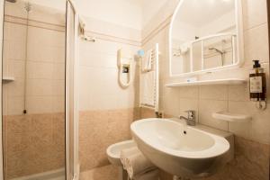库马约尔斯特拉迪尔诺德酒店的一间带水槽和淋浴的浴室