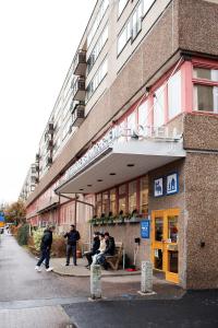 哥德堡Slottsskogens Hostel的一群人站在建筑物外