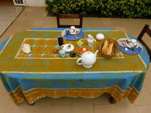 达喀尔Villa Ty Milyn Mazela SA的茶壶和茶具的桌子