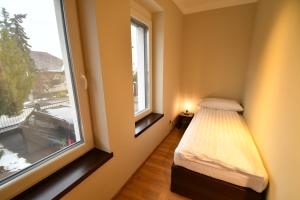 布达佩斯Tweed house的一间小卧室,配有床和窗户