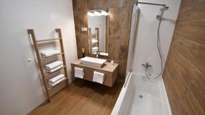 布达佩斯Tweed house的带浴缸、水槽和镜子的浴室