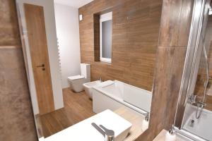 布达佩斯Tweed house的一间带水槽、卫生间和镜子的浴室