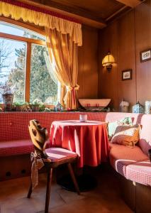 蓬泰迪莱尼奥Hotel Bellavista的一间带桌子和窗户的用餐室
