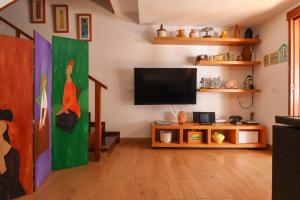 阿格特Casa Pepa Agaete的带平面电视的客厅