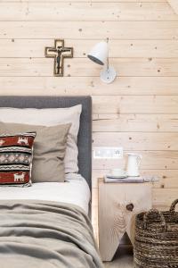 布科维纳-塔钱斯卡Dom Wysoki的卧室配有一张床,墙上有十字架