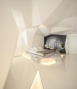 波尔图LeBlanche的一间白色墙壁的房间,卧室配有床铺