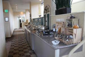 科珀斯克里斯蒂科珀斯克里斯蒂欧尼酒店的厨房配有带水槽的长台面和无意的