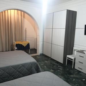 巴里B&B GANAJ - Corso Italia 89 - BARI的一间卧室配有一张床、梳妆台和桌子