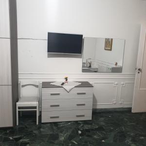 巴里B&B GANAJ - Corso Italia 89 - BARI的浴室设有梳妆台、镜子和水槽