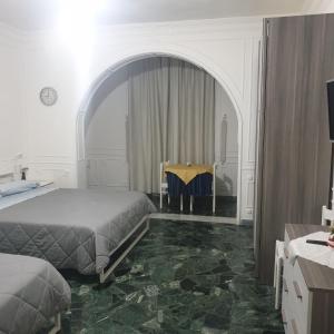 巴里B&B GANAJ - Corso Italia 89 - BARI的一间卧室配有一张床和一张桌子