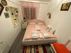 维尔蒂尼克波洛夫诺西公寓的一间小卧室,配有床和窗户