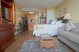 大洋城克罗辛斯海洋城汽车旅馆的一间卧室配有一张床,客厅配有沙发