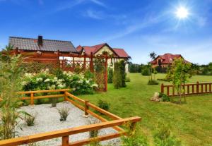 科沃布热格Ferienhaus Franziska的一个带木栅栏和房子的院子