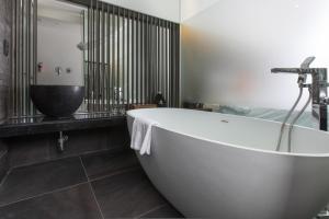 首尔首尔麻谷SR酒店的浴室配有白色浴缸和水槽