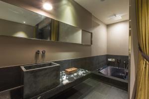 首尔首尔麻谷SR酒店的一间带浴缸和大镜子的浴室