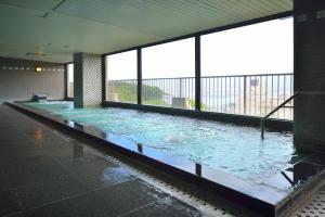 长崎稻佐山观光酒店的一座带窗户的建筑里的一个大型水池