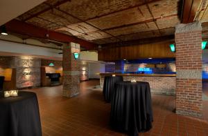 印第安纳波利斯印第安纳波利斯市中心联合车站皇冠假日酒店的一间设有黑色桌子和砖墙的房间