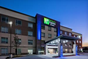 圆石城Holiday Inn Express & Suites Round Rock Austin North, an IHG Hotel的建筑前方有标志的酒店
