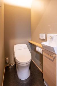 金泽marutto Ishikawa的浴室配有白色卫生间和盥洗盆。
