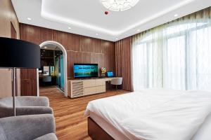 下龙湾BBQ Hostel Ha Long 2的一间卧室配有一张床和一台平面电视