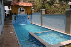 巴加Kay's Riverview Resort的一座带房子的游泳池