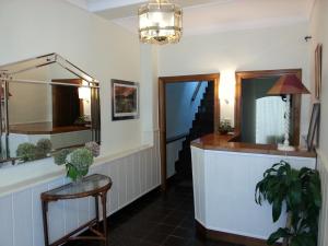 伊伦利扎索旅馆的走廊设有镜子、桌子和椅子