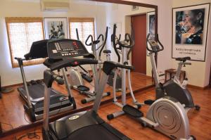 钦奈Niketana @ Boat Club的健身房设有数台跑步机和健身自行车
