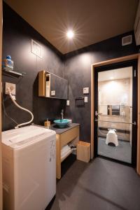 金泽marutto Ishikawa的一间带水槽和洗衣机的浴室