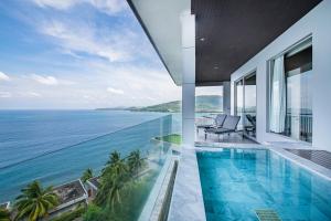卡马拉海滩Cape Sienna Phuket Gourmet Hotel & Villas - SHA Extra Plus的海景别墅 - 带游泳池