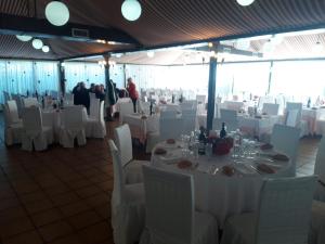 索托德尔雷亚尔阿萨德索托大旅馆 的宴会厅配有白色的桌子和白色的椅子