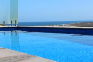 卡尔巴里Eco Haven retreat的蓝色的游泳池,背景是大海