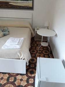 巴蒂帕利亚Hotel Rosy的一间小卧室,配有一张床和一张桌子