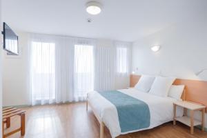 安锡约翰中心XXIII酒店的白色卧室配有一张带白色枕头的大床
