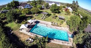 斯泰伦博斯温景乡间别墅酒店及水疗中心的享有房子内游泳池的空中景致