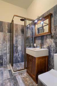 桑丹斯基Hotel Apostolite的带淋浴和盥洗盆的浴室