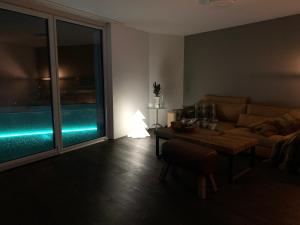 比尔Central & Elegant Room in Biel的客厅配有沙发和桌子