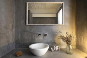 锡米Limani Life的浴室设有白色水槽和镜子