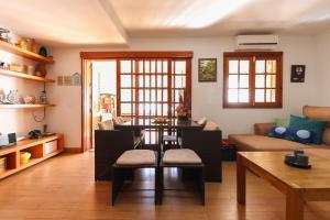 阿格特Casa Pepa Agaete的客厅配有桌子和沙发