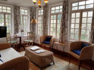 辛特拉劳伦斯酒店的带沙发、椅子和窗户的客厅