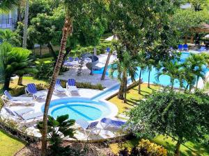 苏莎亚Comfortable Apartment in Caribbean Paradise的一个带椅子的室外游泳池以及一个度假酒店