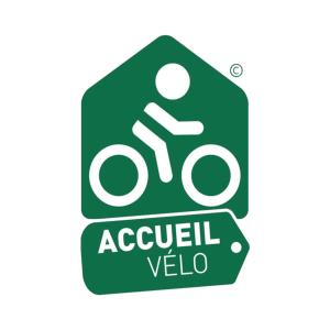 阿雷特Hôtel de l'Ours的骑摩托车的人的绿色标志